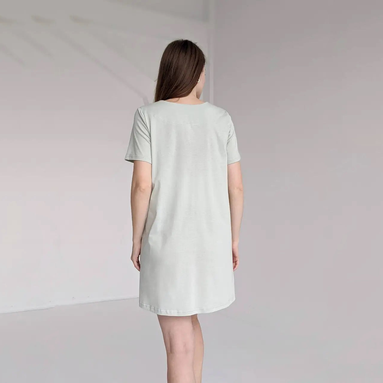 Atsegami naktiniai marškiniai gimdymui ir maitinimui (pistacijų)