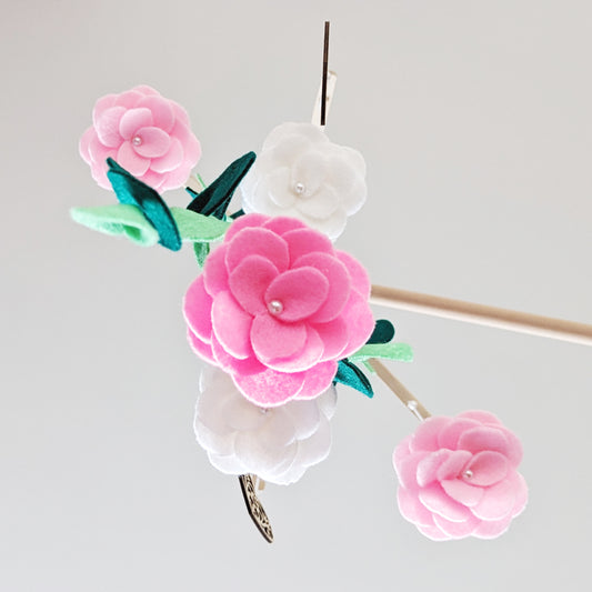 Rankų darbo karuselė virš lovytės „Rožinė pieva“