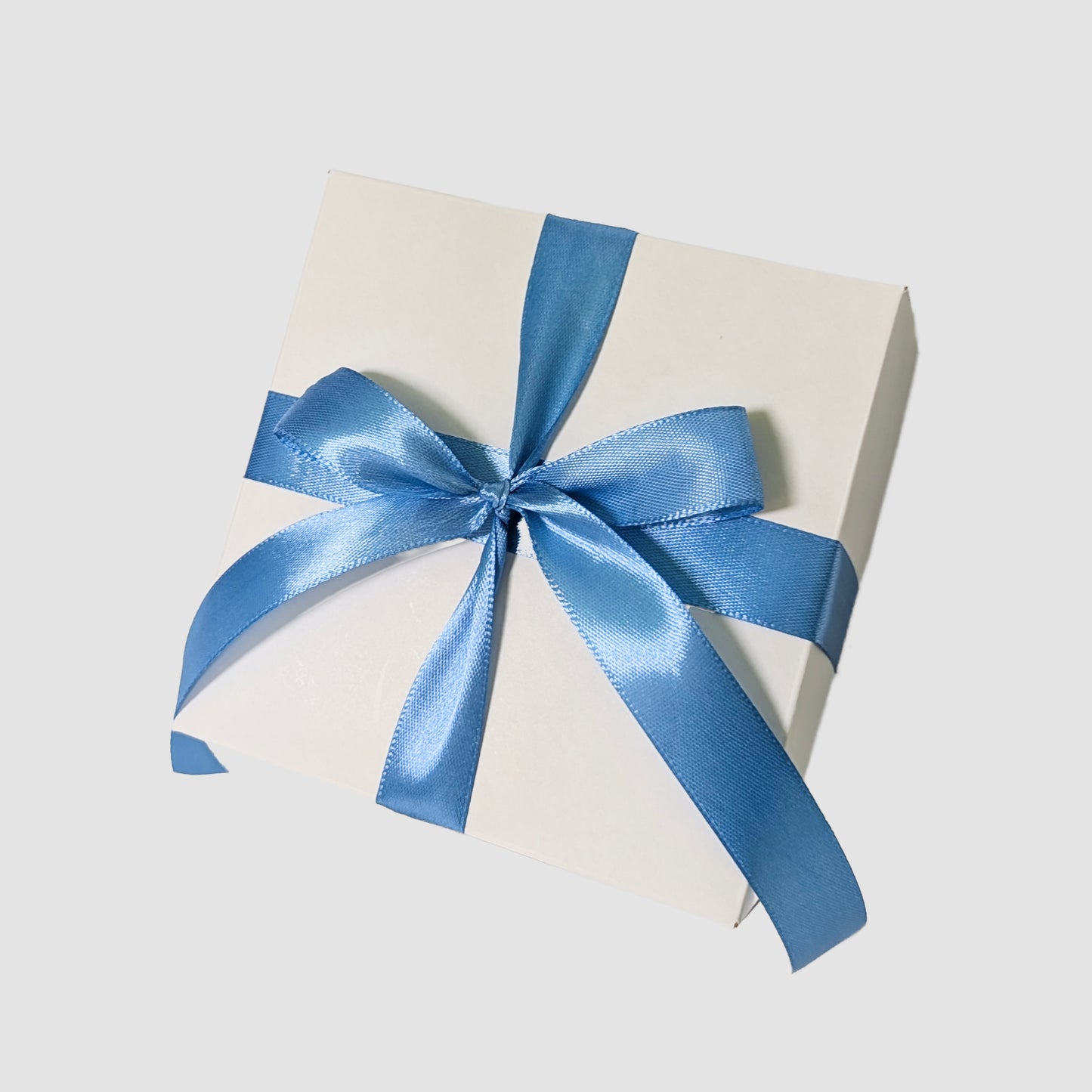 Dovana dėžutėje - pirštinaitės ir žaisliukas naujagimiui "Rankytės kaip uogytės - Šilauogės"