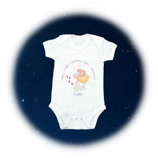 Baltas medvilninis smėlinukas su avino zodiako ženklu