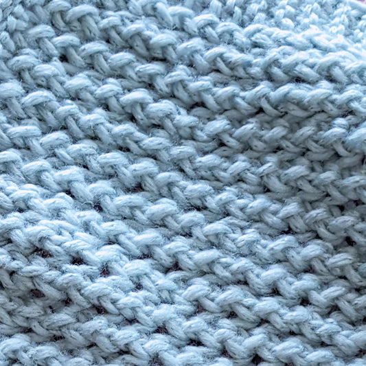 Rankų darbo megztas merino vilnos pledukas (75x80 cm)