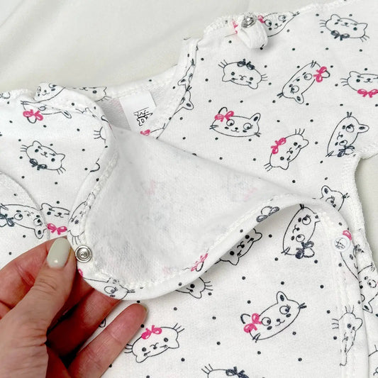 3 dalių naujagimio kraitelis su išvirkščiomis siūlėmis ir užverčiamomis rankovėmis