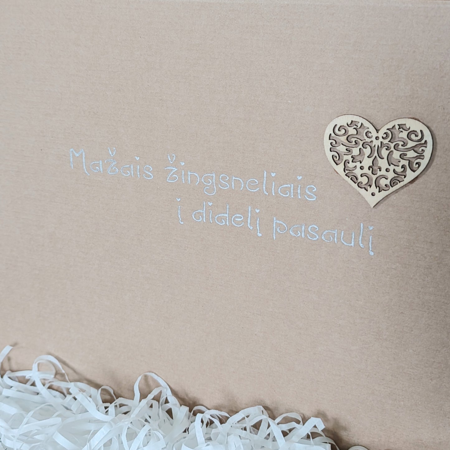 Dovanų dėžutė kūdikiui su užrašu Mažais žingsneliais į didelį pasaulį – idėja lankynoms ar krikštynoms.