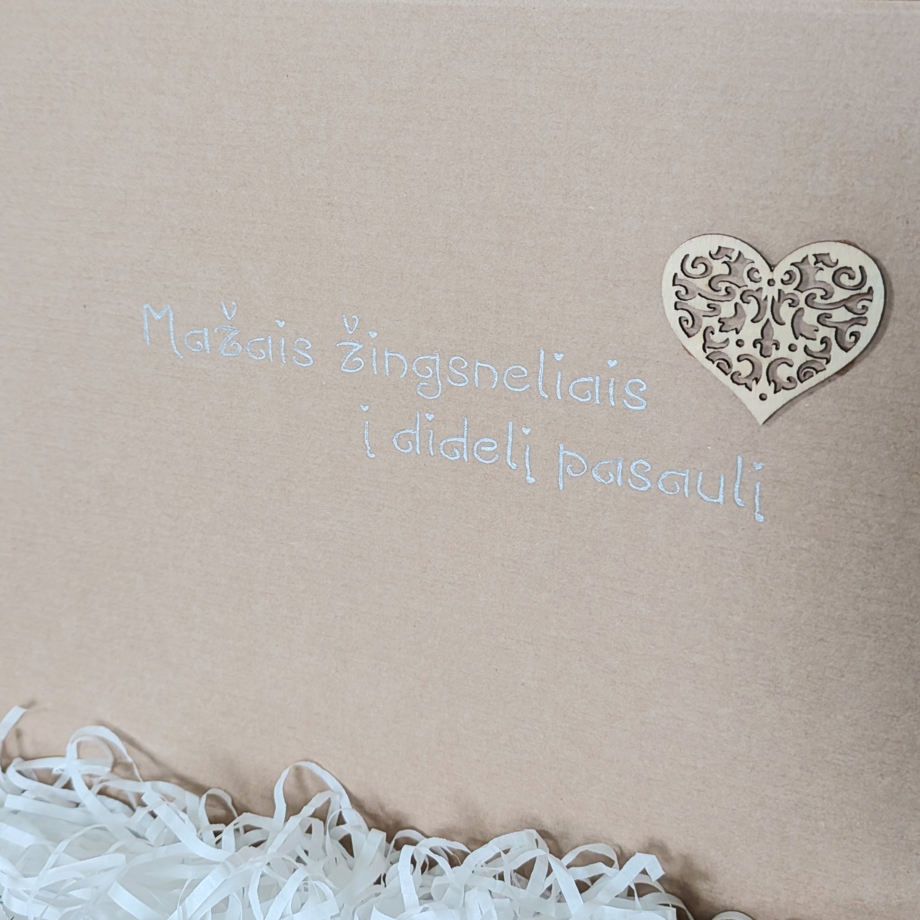 Dovanų dėžutė kūdikiui su užrašu Mažais žingsneliais į didelį pasaulį – idėja lankynoms ar krikštynoms.