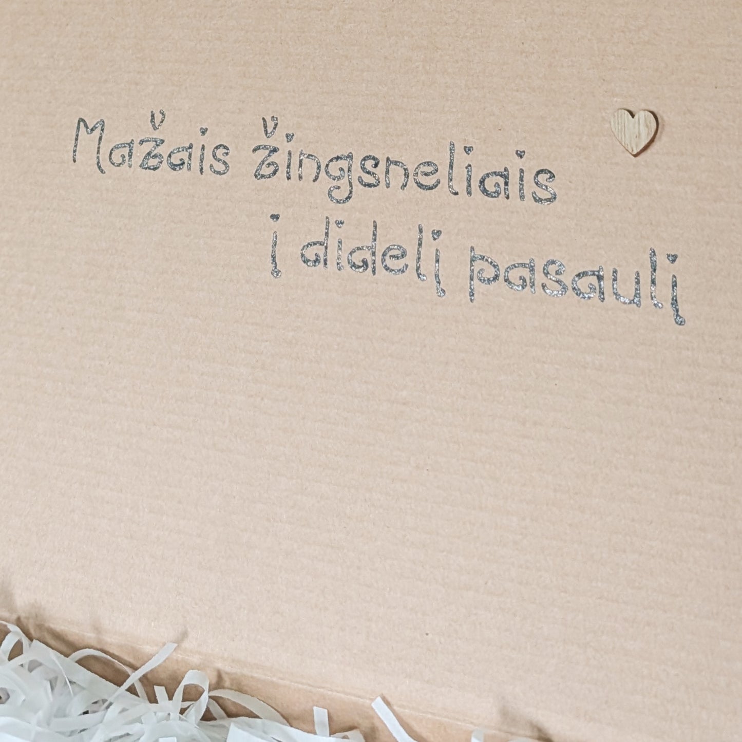 Dovanų dėžutė kūdikiui su užrašu Mažais žingsneliais į didelį pasaulį – idėja lankynoms ar krikštynoms.