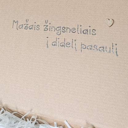 Dovanų dėžutė kūdikiui su užrašu Mažais žingsneliais į didelį pasaulį – idėja lankynoms ar krikštynoms.