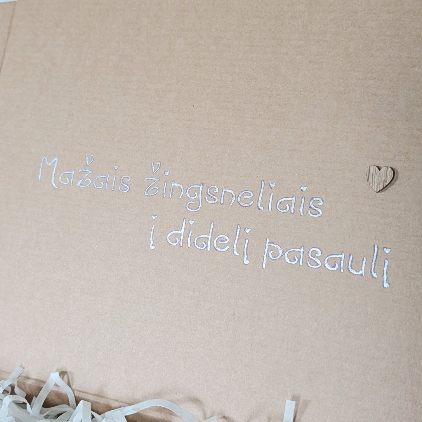 Dovanų dėžutė kūdikiui su užrašu Mažais žingsneliais į didelį pasaulį – idėja lankynoms ar krikštynoms.