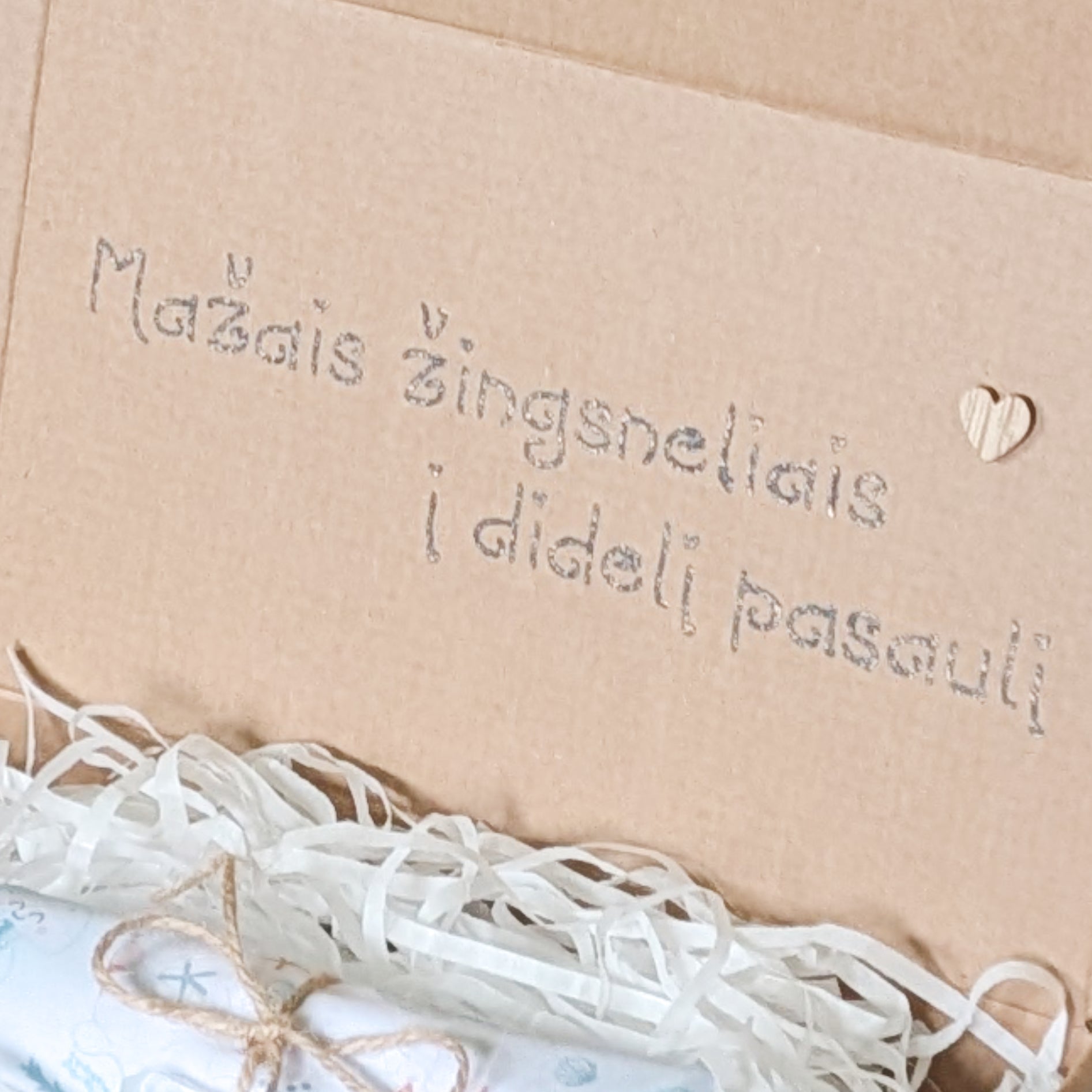 Dovanų dėžutė kūdikiui su užrašu Mažais žingsneliais į didelį pasaulį – idėja lankynoms ar krikštynoms.