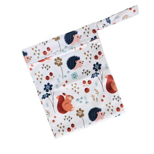 Baltas neperšlampamas maišelis 20x25 cm su ežiukais ir voverytėmis