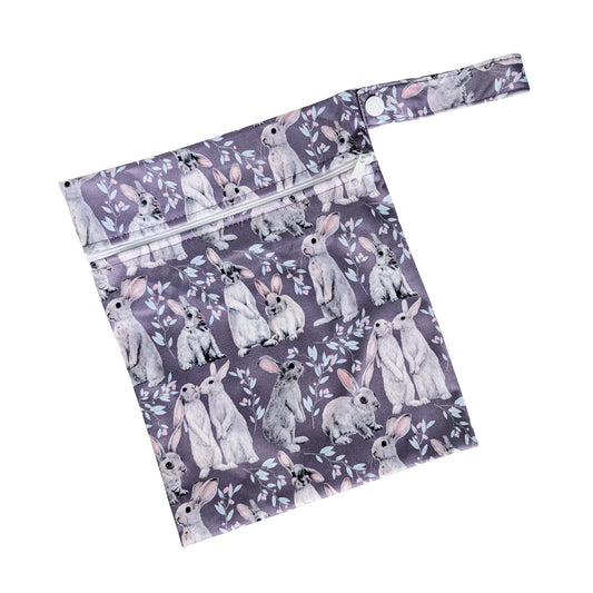 Violetinis neperšlampamas maišelis 20x25 cm su zuikiais ir kiškiais