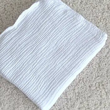 Daugkartinis neperšlampamas muslino paklotas (75x90 cm)