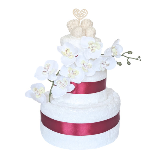 Trijų aukštų sauskelnių tortas Orchidėja su baltais kūdikio batukais ir vyšniniais kaspinais