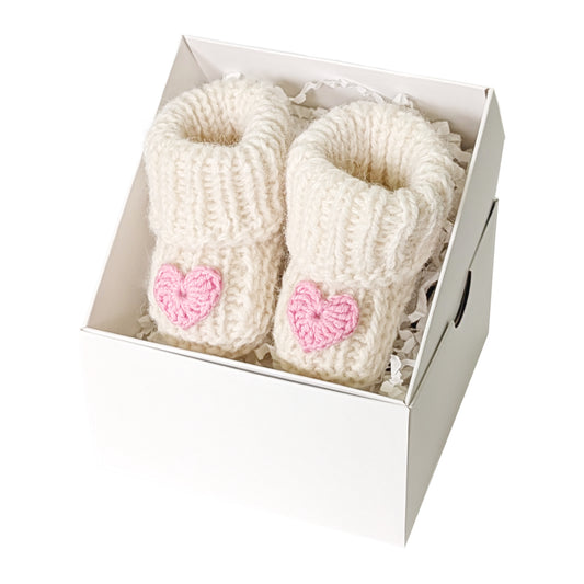 Rankų darbo vilnos tapukai kūdikiui su rožine širdele dovanų dėžutėje. Palankynų, Baby-shower dovana.