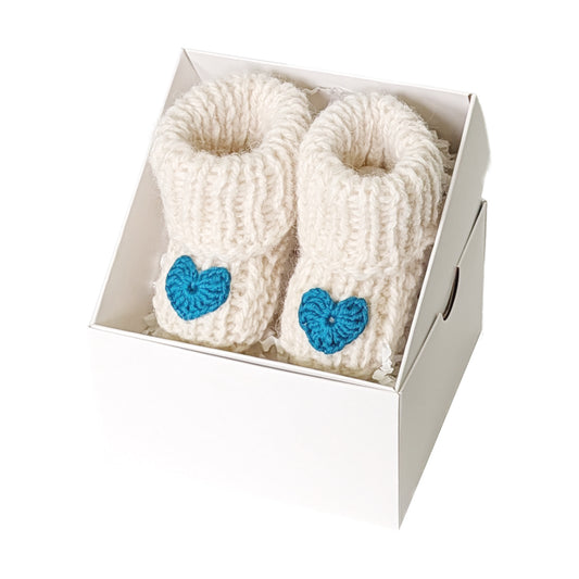 Rankų darbo vilnos tapukai kūdikiui su turkio spalvos širdele dovanų dėžutėje. Palankynų, Baby-shower dovana.