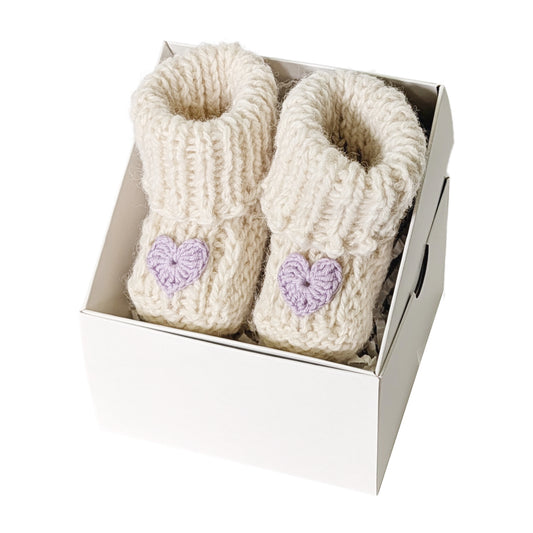 Rankų darbo vilnos tapukai kūdikiui su violetine širdele dovanų dėžutėje. Palankynų, Baby-shower dovana.