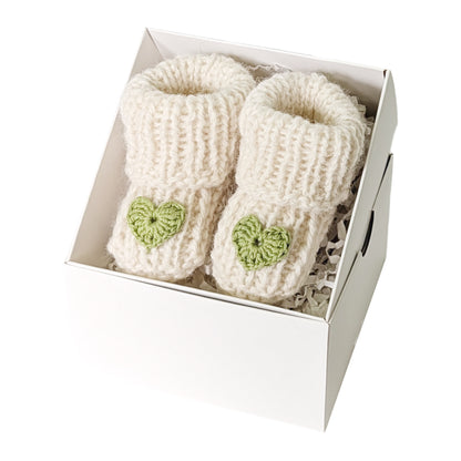 Rankų darbo vilnos tapukai kūdikiui su žalia širdele dovanų dėžutėje. Palankynų, Baby-shower dovana.