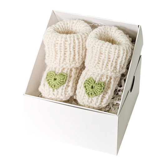 Rankų darbo vilnos tapukai kūdikiui su žalia širdele dovanų dėžutėje. Palankynų, Baby-shower dovana.