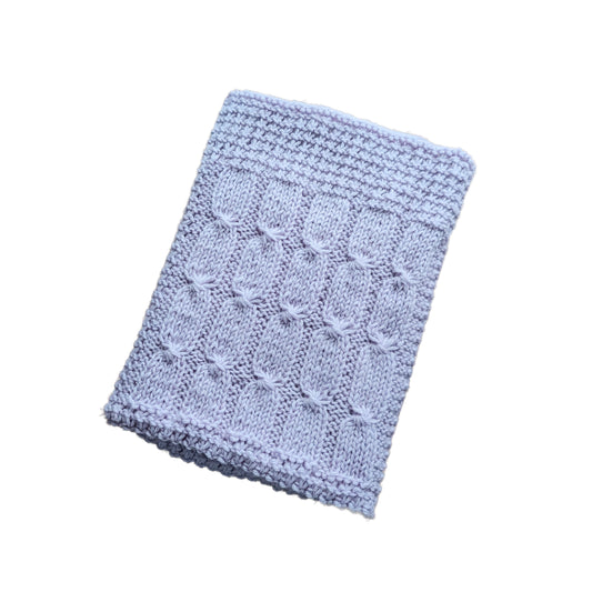 Rankų darbo alyvinis merino vilnos pledas lovytei – praktiška dovana kūdikiui palankynoms - 75x65 cm.