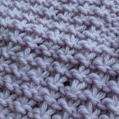 Rankų darbo alyvinis merino vilnos pledas lovytei – praktiška dovana kūdikiui palankynoms - 75x65 cm.