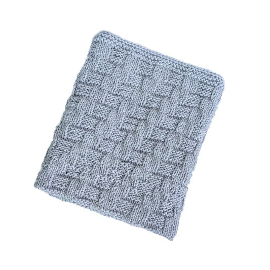Rankų darbo pilkas merino vilnos pledas lovytei – praktiška dovana kūdikiui palankynoms - 85x65 cm.