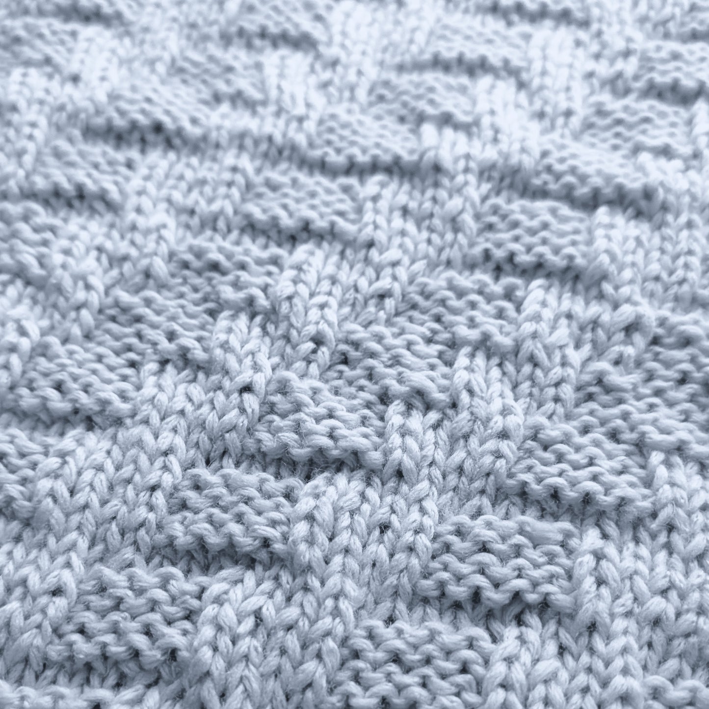 Rankų darbo pilkas merino vilnos pledas lovytei – praktiška dovana kūdikiui palankynoms - 85x65 cm.
